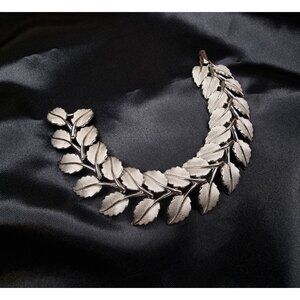 Vintage 1950s Trifari Silver-Tone Leaf Motif Bracelet For Women